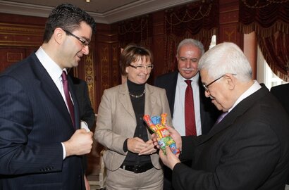 v.l.: Houssam Maarouf, Priska Hinz, MdB, palästinensischer Präsident Mahmoud Abbas